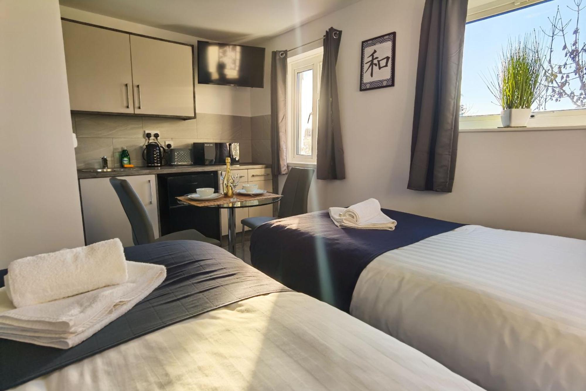 4 Bedroom 4 Bathroom Contractor House With Secure Locks On Each Bedroom Managed By Your Lettings Short Lets & Serviced Accommodation Peterborough Including Free Parking And Wifi Luaran gambar